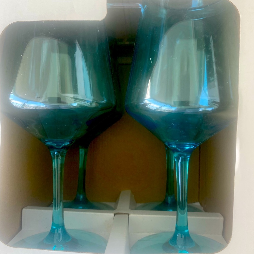 BLUE WINE GLASSES , UNBREAKABLE , GREAT FOR OUTDOORS, PICKNIC , around the POOL